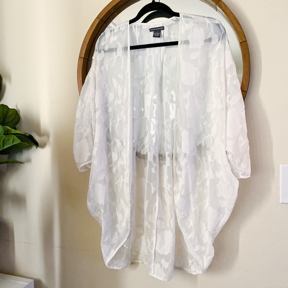 chelsea and theodore Tops - White Floral Circle Kimono 186